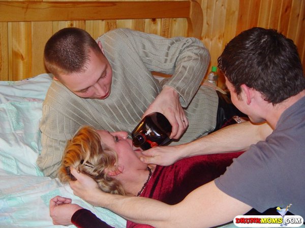 Два молодых парня поимели пьяную давалку в киску 5 фото Два молодых парня поимели пьяную давалку в киску 5 фото