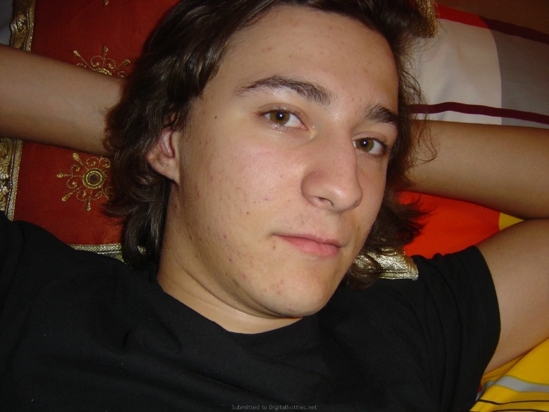 Парень с длинными волосами снимает, как он нежно гладит подружку 19 фото