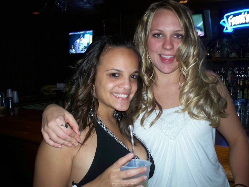 Грудастая латинка любит по-дрочить и отсосать член 9 фото