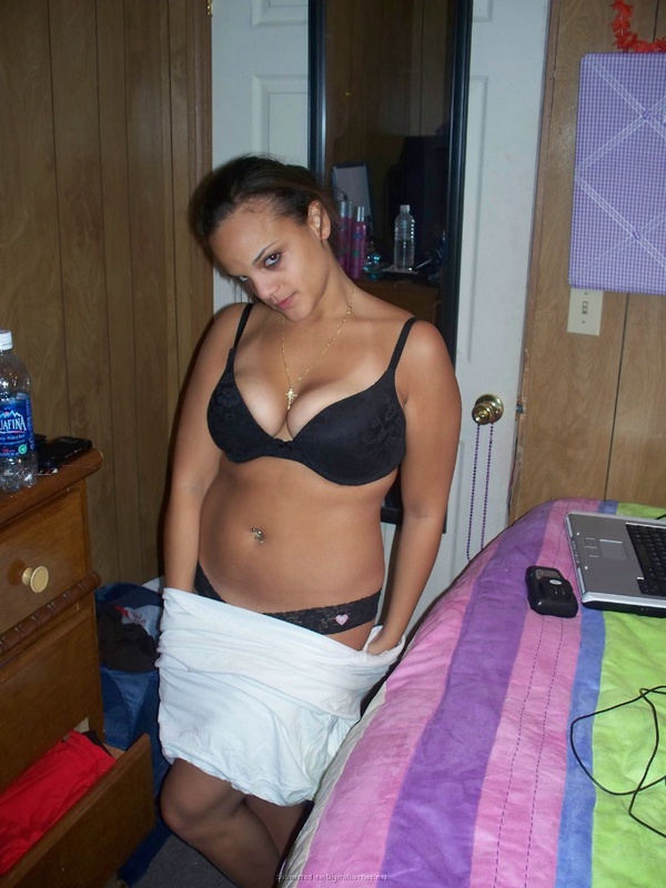 Грудастая латинка любит по-дрочить и отсосать член 6 фото