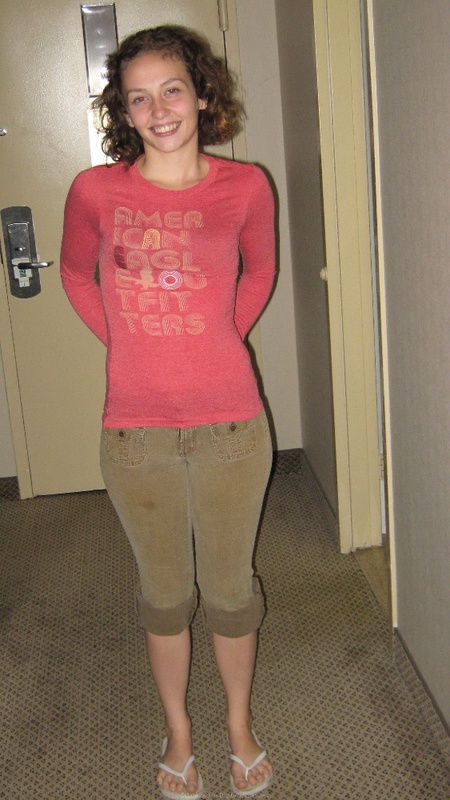 Подруга разделась и сидит голой на постели 13 фото