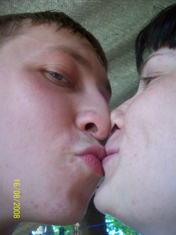 Молодая пара выложила домашние фото в сеть 3 фото