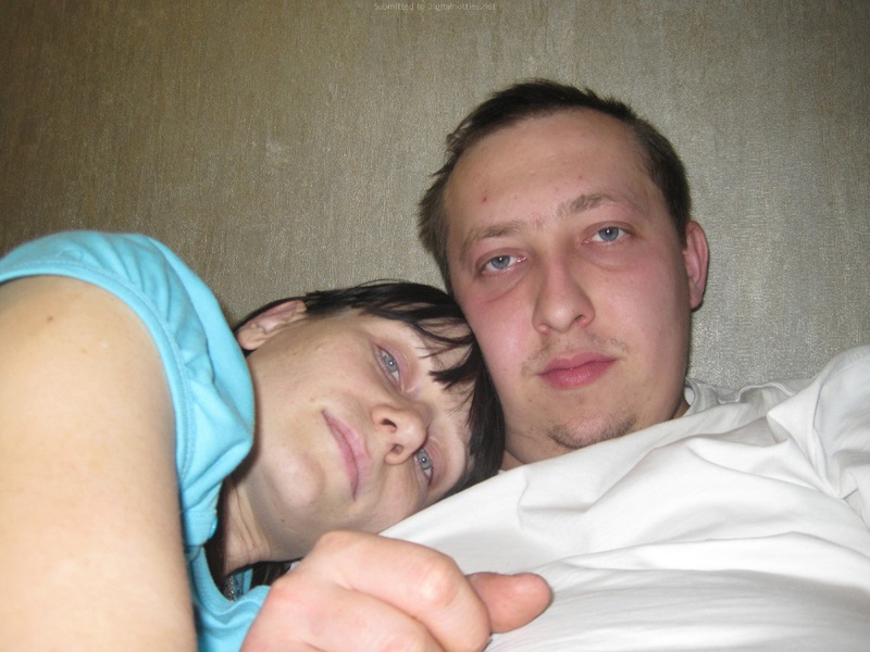 Молодая пара выложила домашние фото в сеть 11 фото