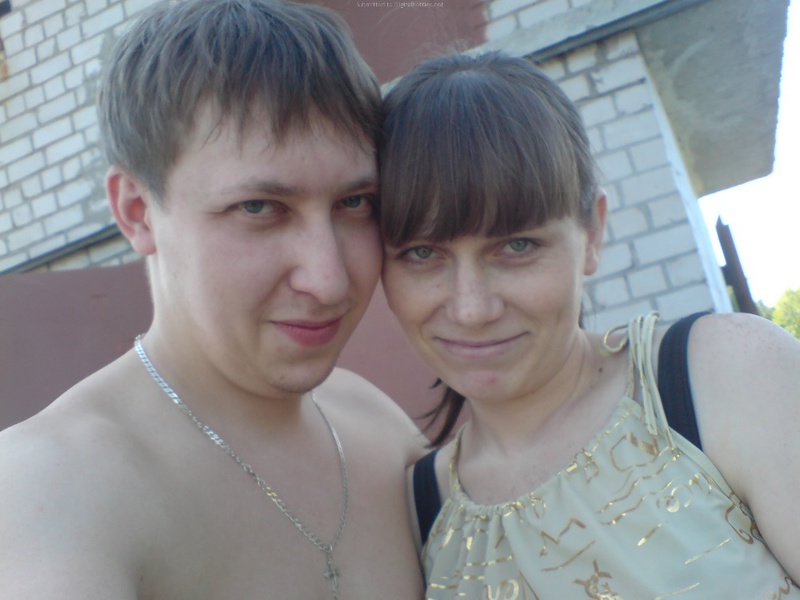 Молодая пара выложила домашние фото в сеть 4 фото