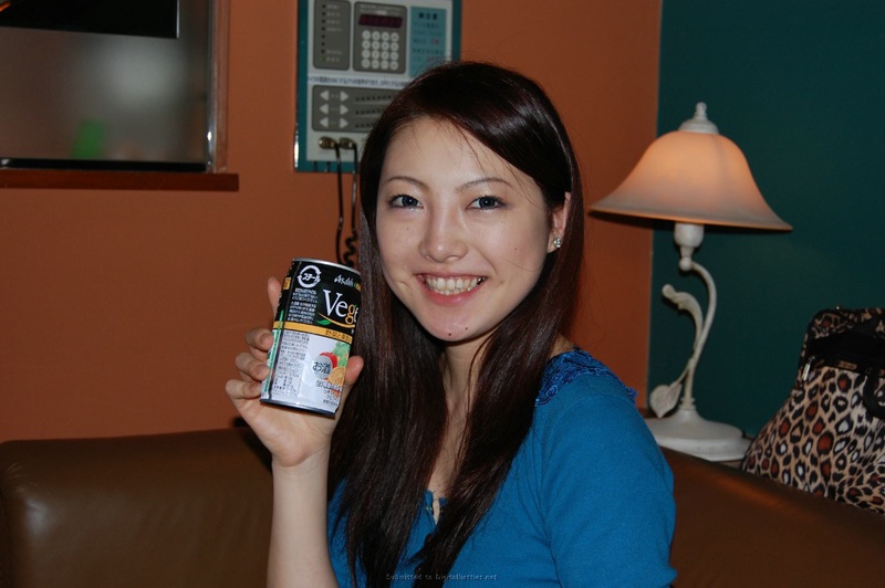 Азиатка теребит писю и сосет 1 фото