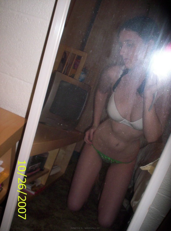 Показ тела от похотливой брюнетки 9 фото