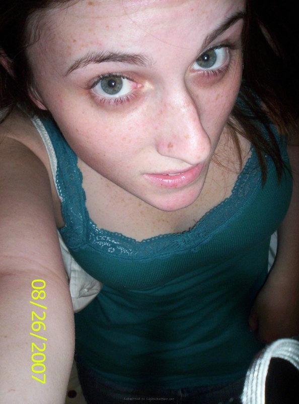 Показ тела от похотливой брюнетки 12 фото