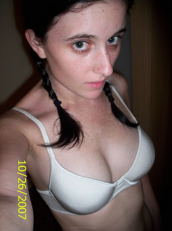 Показ тела от похотливой брюнетки 4 фото