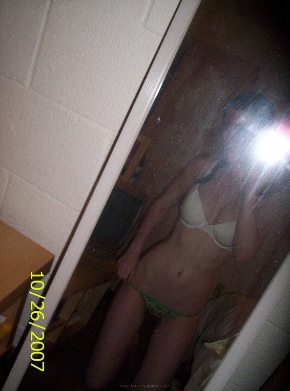 Показ тела от похотливой брюнетки 11 фото