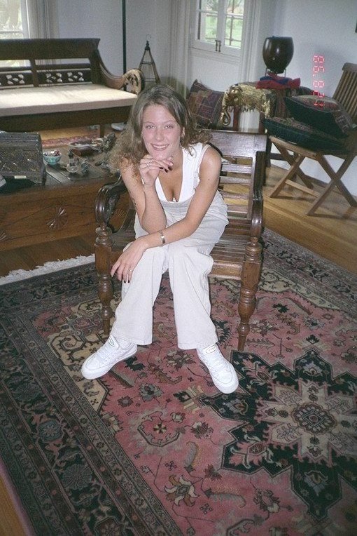 Обнажает свои прелести дома 1 фото