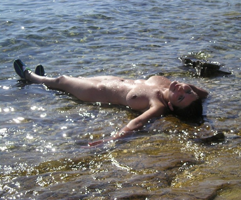 Голая баба любит воду, жару и солнце 12 фото
