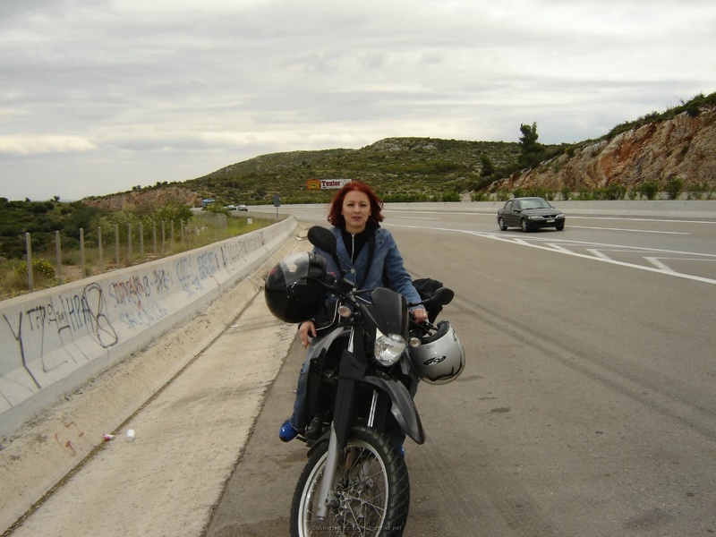 Дающая брюнетка хочет приключений на море 5 фото