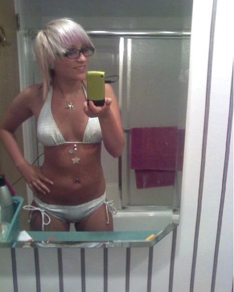 Девки фотографирую себя без одежды в зеркале 3 фото Девки фотографирую себя без одежды в зеркале 3 фото