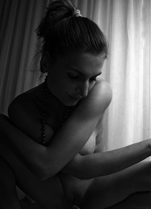 Обнаженная красавица на черно-белых снимках 6 фото
