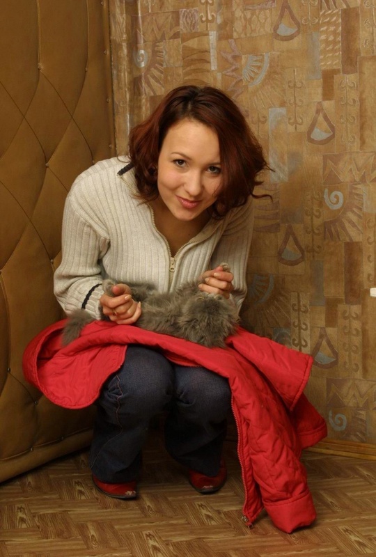 Садит кошку на обнаженное тело 1 фото