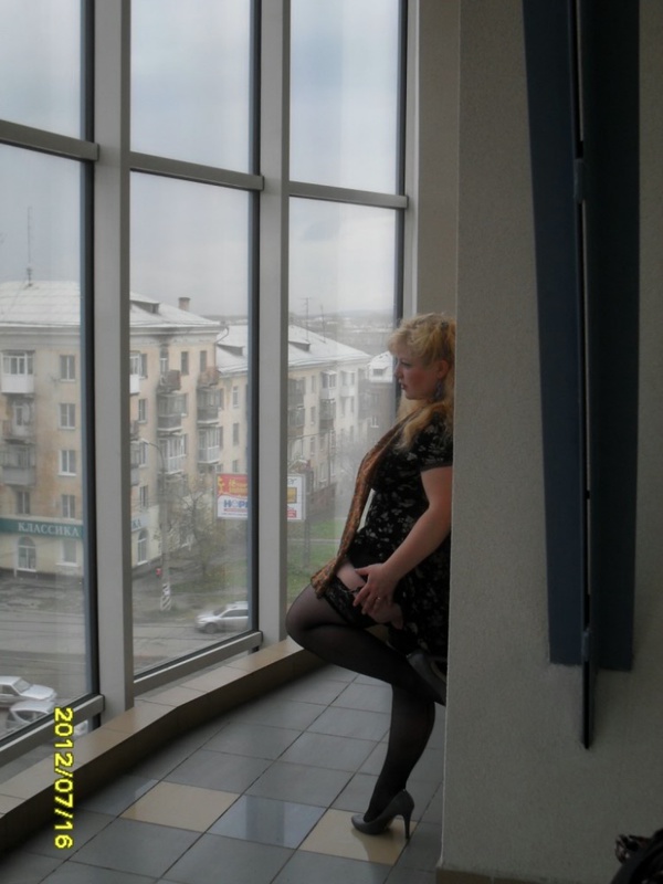 Зрелая чертовка так и манит к себе 1 фото