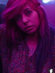 Эротическое соло татуированной бестии в коридоре