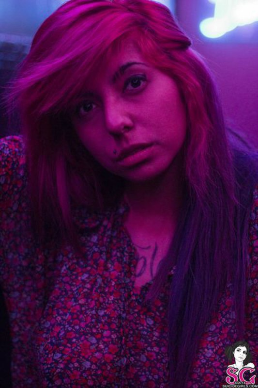 Эротическое соло татуированной бестии в коридоре 11 фото