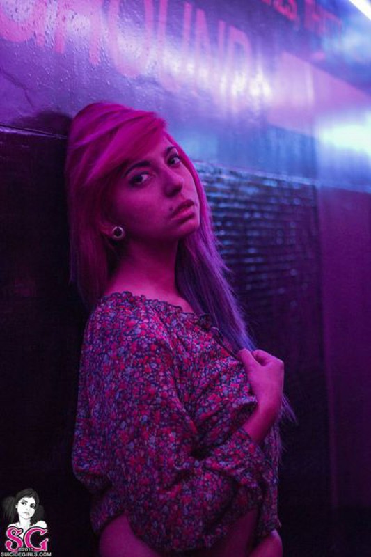 Эротическое соло татуированной бестии в коридоре 10 фото