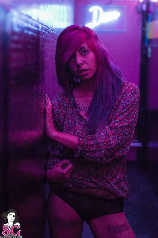 Эротическое соло татуированной бестии в коридоре 23 фото