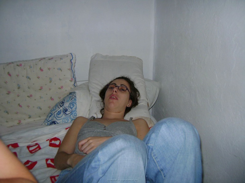 Сует ручку по меж ножек и стает мокрой 7 фото