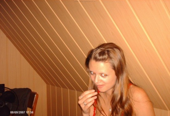 Спустив трусики начала играть с писей 7 фото