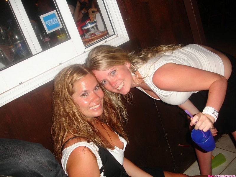 Пьяные девушки показывают голые сиськи на публике 5 фото