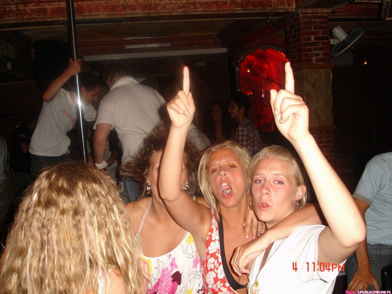 Пьяные девушки показывают голые сиськи на публике 4 фото