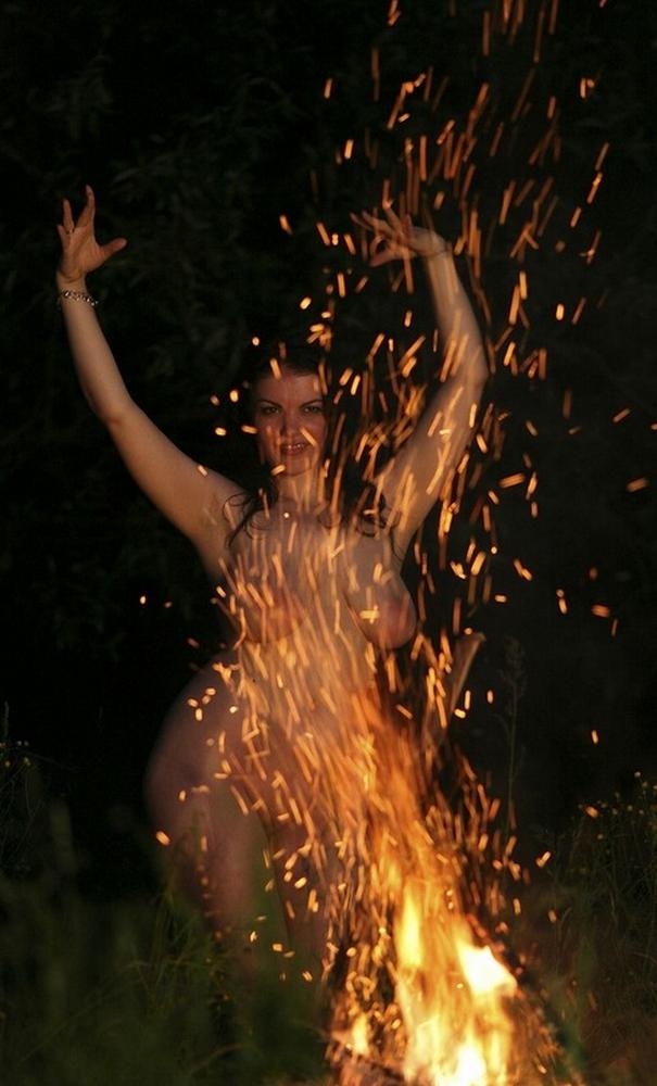 Жопастая брюнетка танцует ночью голышом вокруг костра на поляне 15 фото