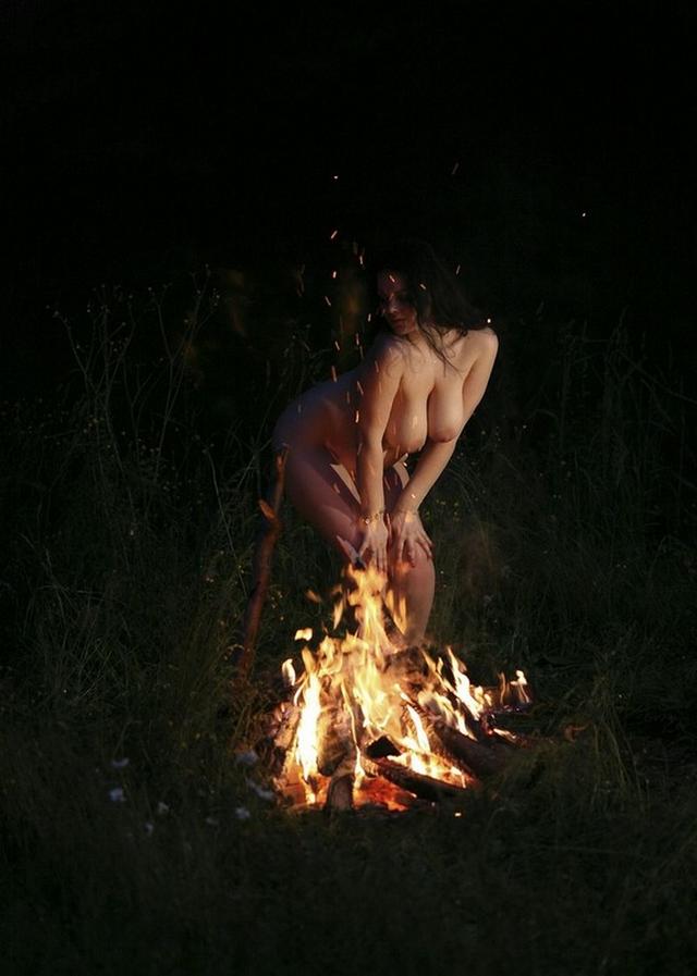 Жопастая брюнетка танцует ночью голышом вокруг костра на поляне 8 фото