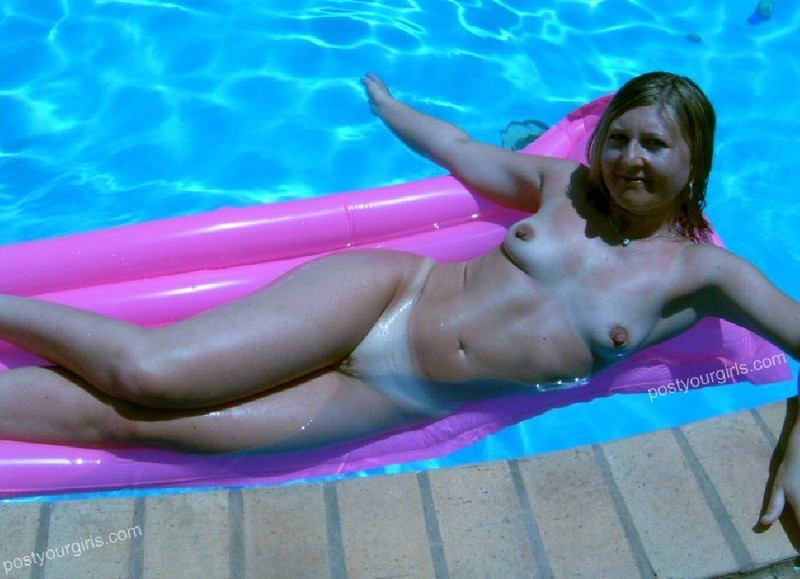 Зрелая баба купается голышом в домашней бассейне 7 фото Зрелая баба купается голышом в домашней бассейне 7 фото