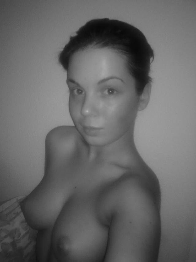 Раздевается на камеру в различных местах 17 фото Раздевается на камеру в различных местах 17 фото