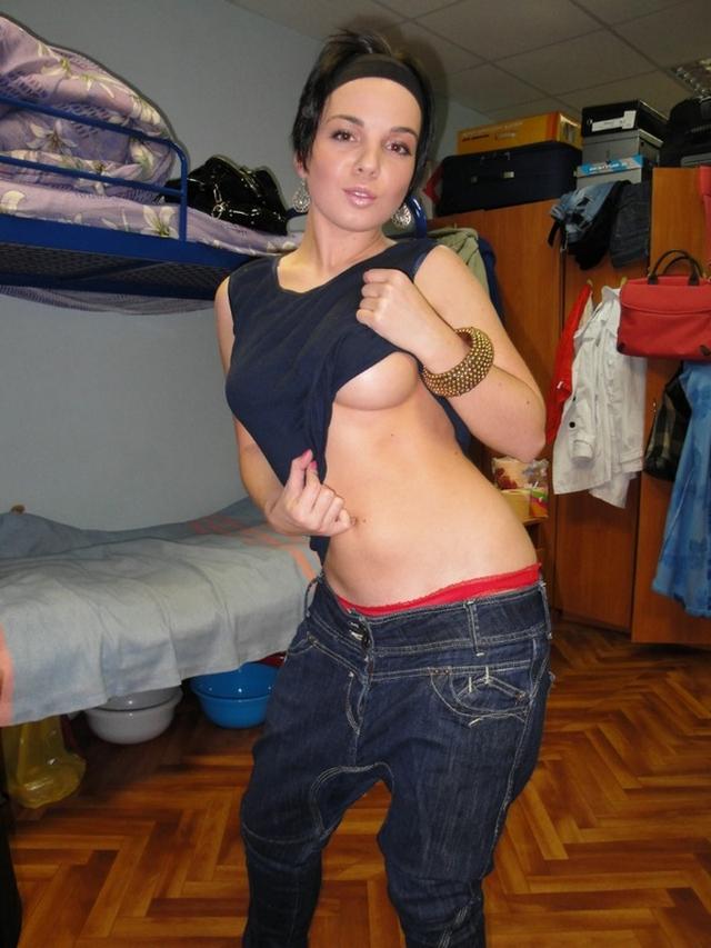 Раздевается на камеру в различных местах 3 фото Раздевается на камеру в различных местах 3 фото