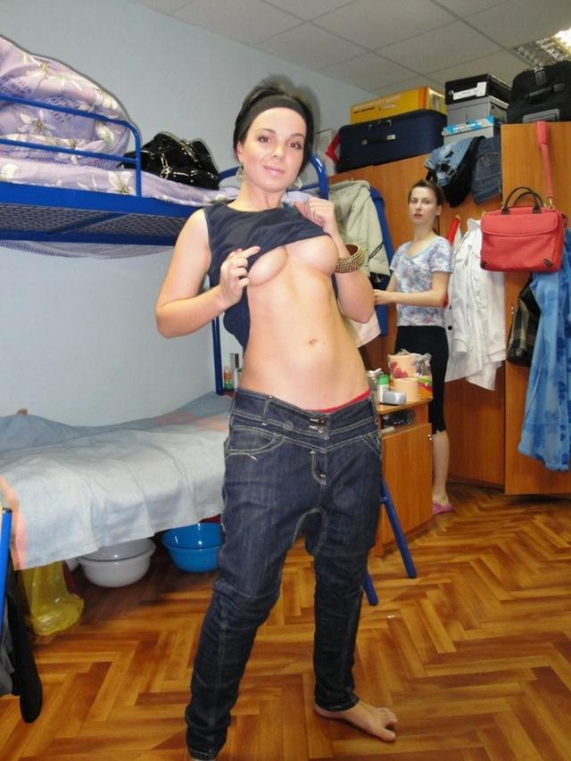 Раздевается на камеру в различных местах 4 фото Раздевается на камеру в различных местах 4 фото