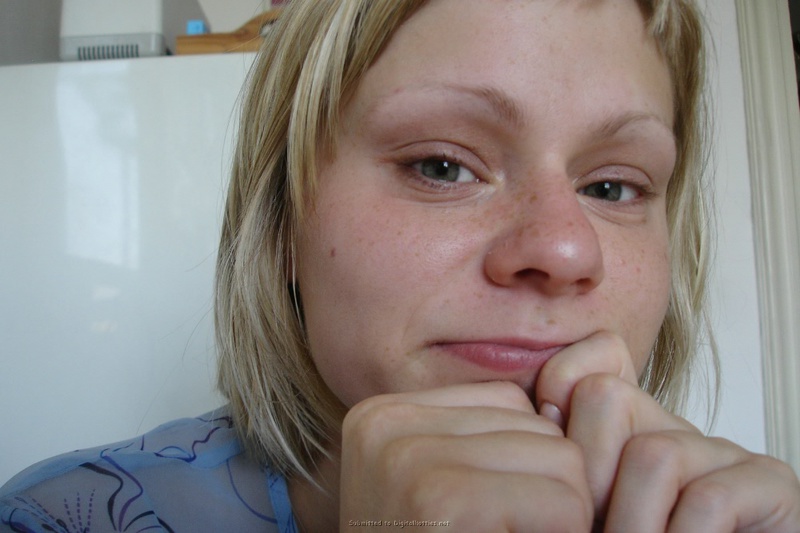 Голая сучка любит позировать на камеру 4 фото Голая сучка любит позировать на камеру 4 фото