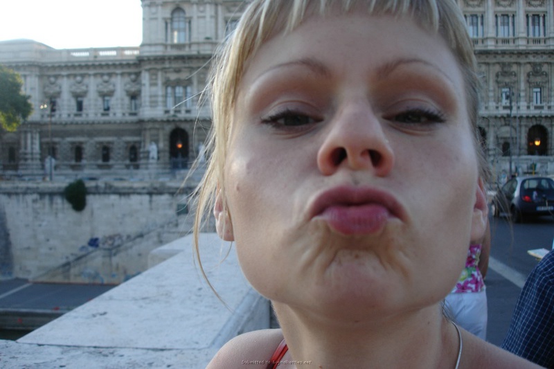 Голая сучка любит позировать на камеру 12 фото Голая сучка любит позировать на камеру 12 фото