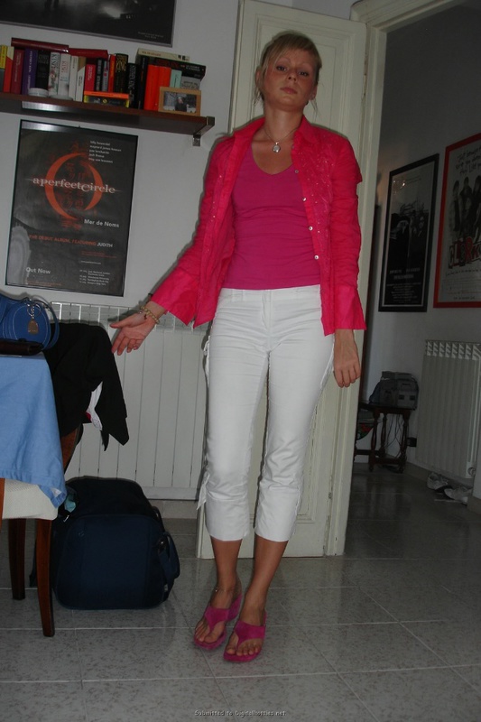 Голая сучка любит позировать на камеру 17 фото Голая сучка любит позировать на камеру 17 фото