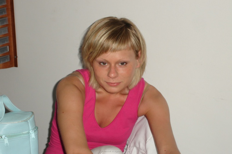 Голая сучка любит позировать на камеру 16 фото Голая сучка любит позировать на камеру 16 фото