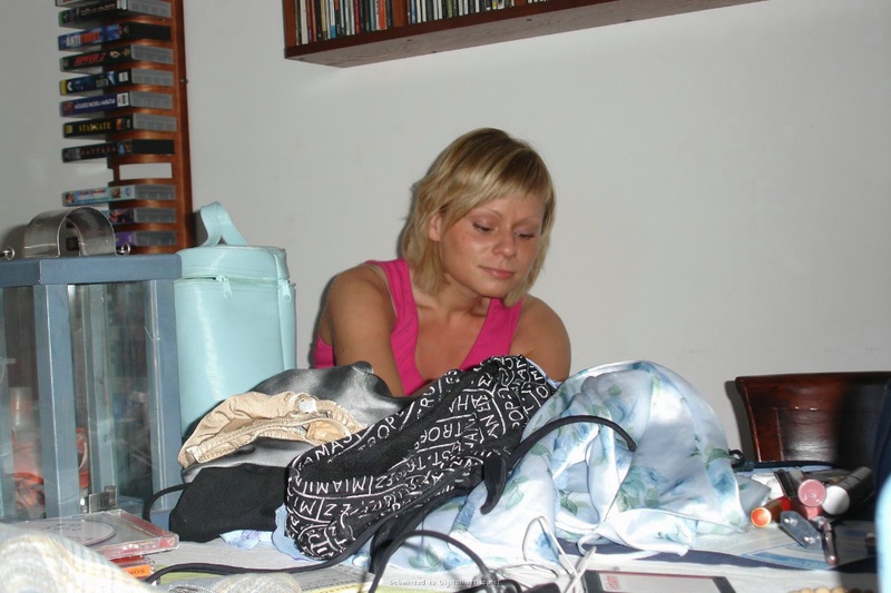 Голая сучка любит позировать на камеру 15 фото Голая сучка любит позировать на камеру 15 фото