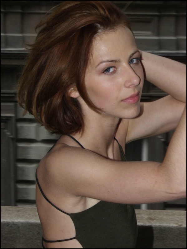 Сексуальная брюнетка развлекается и раздевается 13 фото Сексуальная брюнетка развлекается и раздевается 13 фото