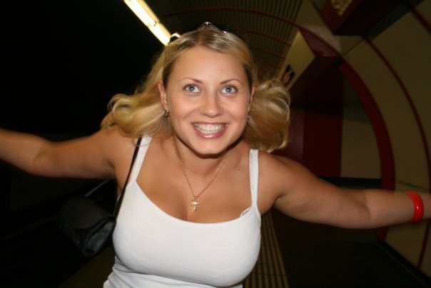 Выставляет напоказ волосатую щель 1 фото Выставляет напоказ волосатую щель 1 фото