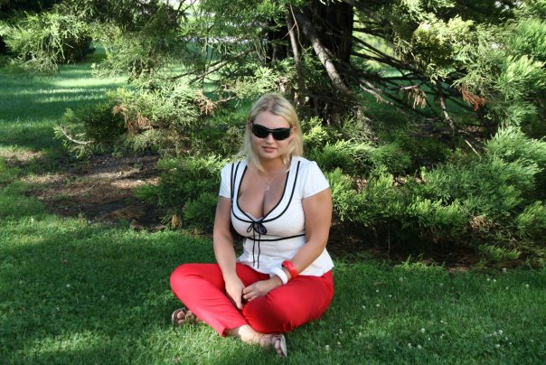 Выставляет напоказ волосатую щель 3 фото Выставляет напоказ волосатую щель 3 фото