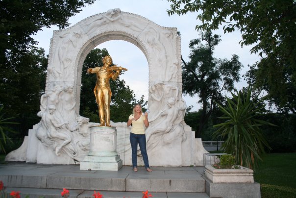 Выставляет напоказ волосатую щель 2 фото Выставляет напоказ волосатую щель 2 фото