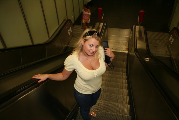 Выставляет напоказ волосатую щель 4 фото Выставляет напоказ волосатую щель 4 фото