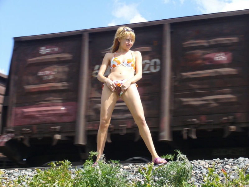 Провинциалка от скуки пошла показывать свои прелести машинистам 3 фото Провинциалка от скуки пошла показывать свои прелести машинистам 3 фото