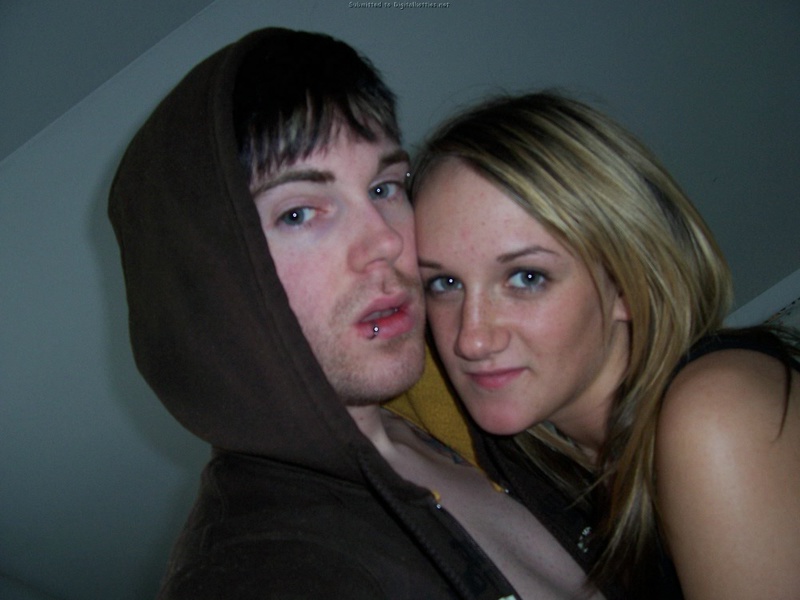 Небритый парень делает кунилингус девушке и трахает ее 2 фото Небритый парень делает кунилингус девушке и трахает ее 2 фото