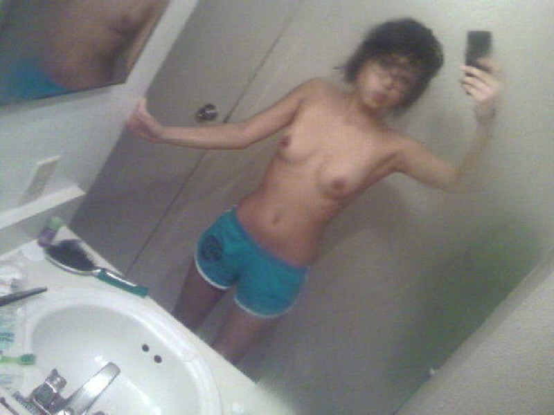 Девка сосет письку в ванной и любит позировать 5 фото Девка сосет письку в ванной и любит позировать 5 фото