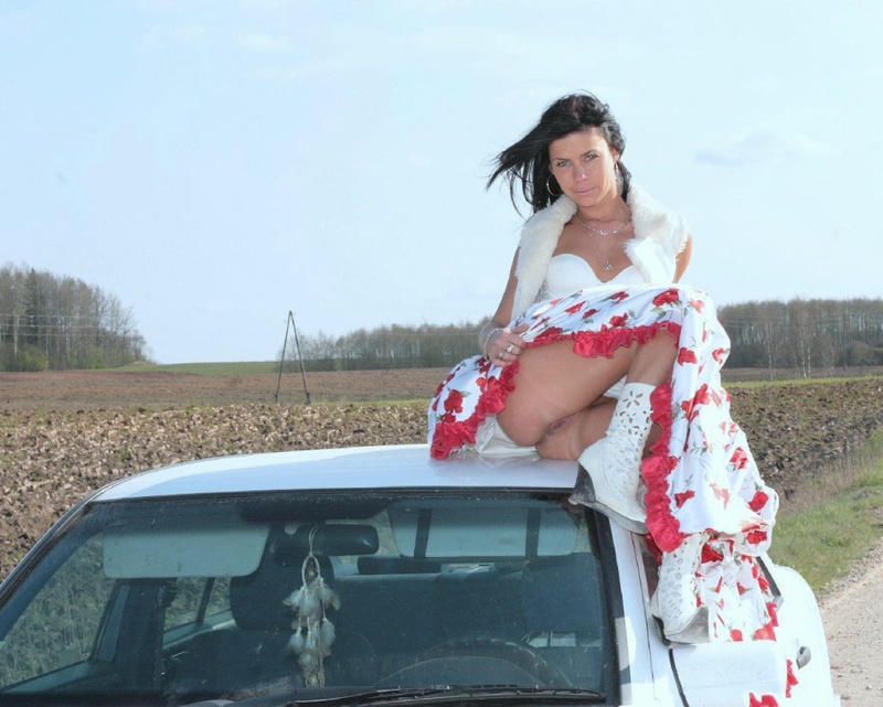 Длинноногая брюнетка гуляет в деревне голышом и идет в сауну 2 фото Длинноногая брюнетка гуляет в деревне голышом и идет в сауну 2 фото