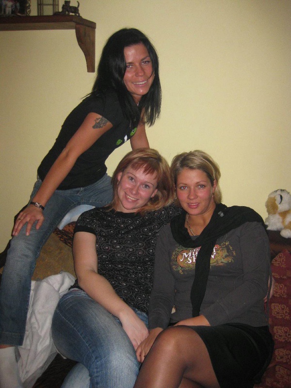 Длинноногая брюнетка гуляет в деревне голышом и идет в сауну 1 фото Длинноногая брюнетка гуляет в деревне голышом и идет в сауну 1 фото