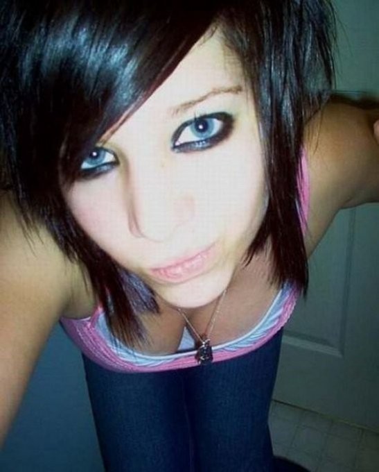 Пошлые селфи в зеркале от эмо-девушек 1 фото Пошлые селфи в зеркале от эмо-девушек 1 фото